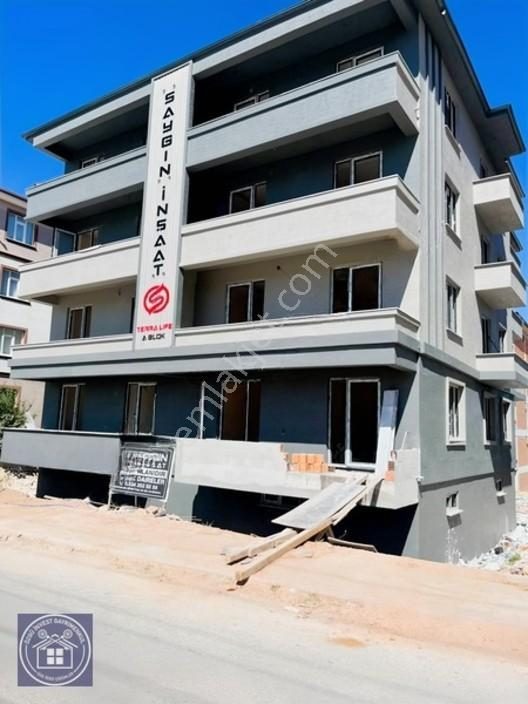 Zafertepe Mah.de Abdülhamit Han Lisesi Karşısı Satılık 2+1